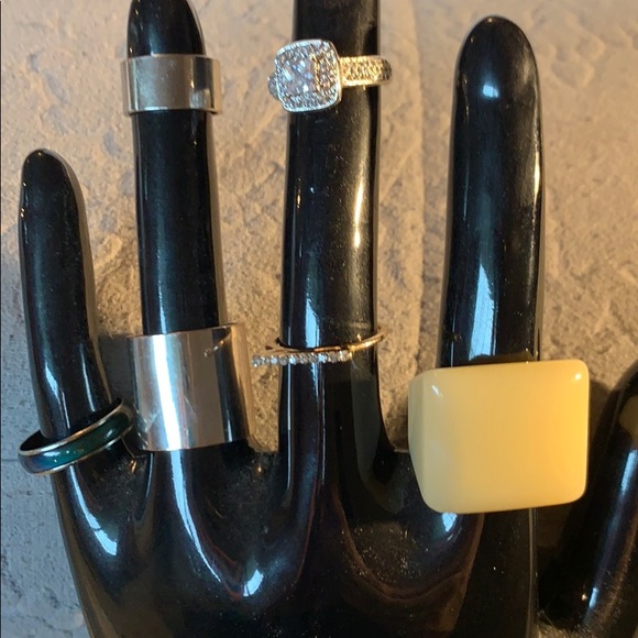 Assortment of rings - Picture 2 of 2